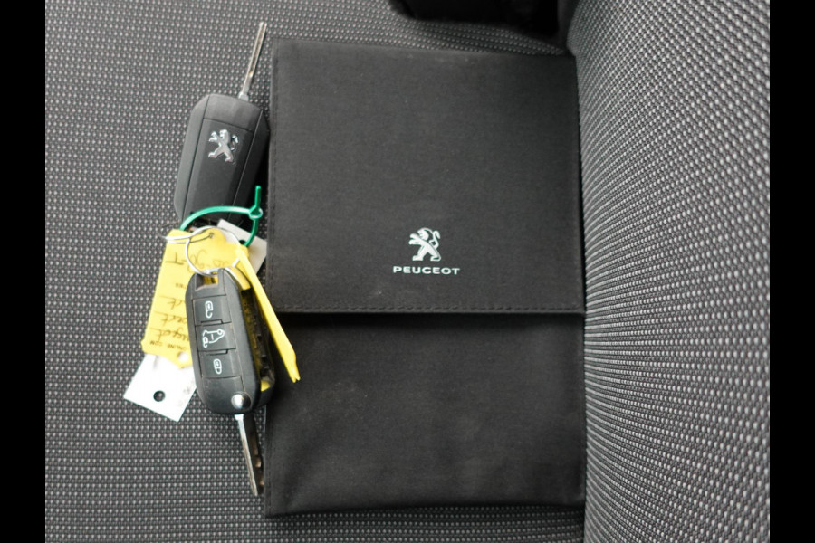 Peugeot Expert 100pk L2H1 Premium Apple Carplay / Android Auto Cruise control Airco DAB+ 3zits Lichtmetalen velgen Peugeot Expert 100pk L2H1 Premium Apple Carplay / Android Auto Cruise control Airco DAB+ 3zits Lichtmetalen velgen