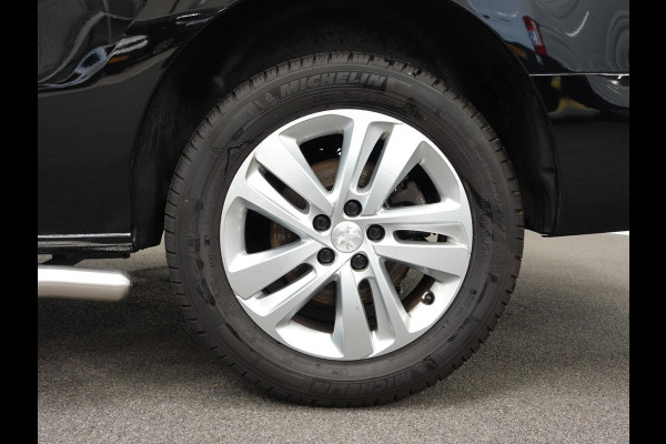 Peugeot Expert 180pk Automaat Long L3 Premium Airco Cruise  Navigatie Carplay Trekhaak 3-Zits Peugeot Expert 180pk Automaat Long L3 Premium Airco Cruise  Navigatie Carplay Trekhaak 3-Zits