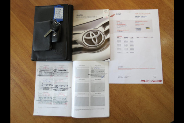 Toyota Aygo 1.0 VVT-i x-joy | HALF LEDER | GROOT SCHERM NAVI | CAMERA | LICHTMETALEN VELGEN | CLIMA-AIRCO | DEALER ONDERHOUDEN |