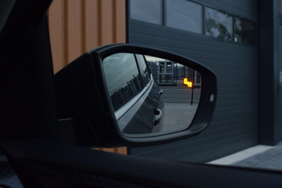 Volkswagen T-Cross 1.0 TSI 116pk DSG R-line | Camera | Virtual | Trekhaak Volkswagen T-Cross 1.0 TSI 116pk DSG R-line | Camera | Virtual | Trekhaak