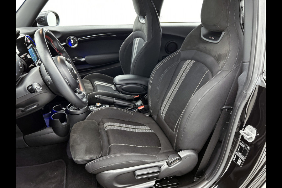 MINI Mini 1.5 Cooper JCW Chili Serious Business(NL-auto, Kuipstoelen, StoelV, Navi, Climate Con, Parkeersensoren, Etc) MINI Mini 1.5 Cooper JCW Chili Serious Business(NL-auto, Kuipstoelen, StoelV, Navi, Climate Con, Parkeersensoren, Etc)