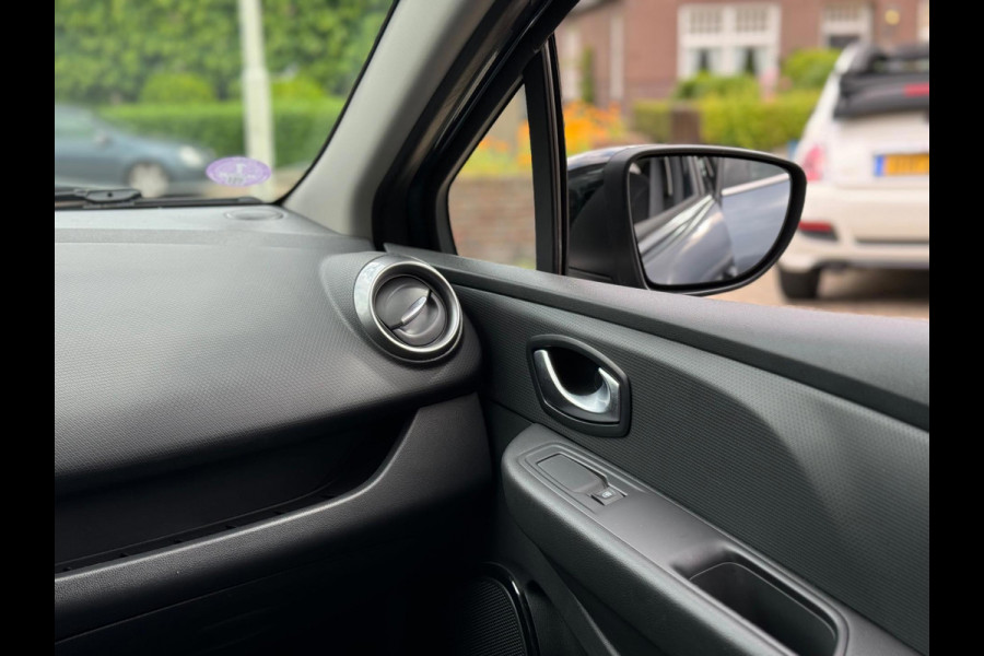 Renault Clio 0.9 TCe Limited 2018 NAVI AIRCO LM NAP 1e NAP! Renault Clio 0.9 TCe Limited 2018 NAVI AIRCO LM NAP 1e NAP!