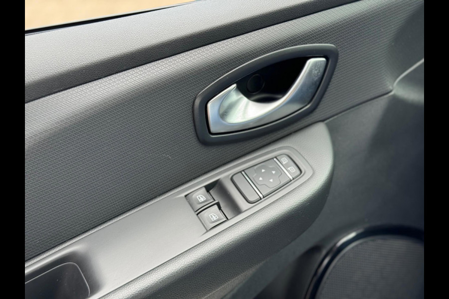 Renault Clio 0.9 TCe Limited 2018 NAVI AIRCO LM NAP 1e NAP! Renault Clio 0.9 TCe Limited 2018 NAVI AIRCO LM NAP 1e NAP!