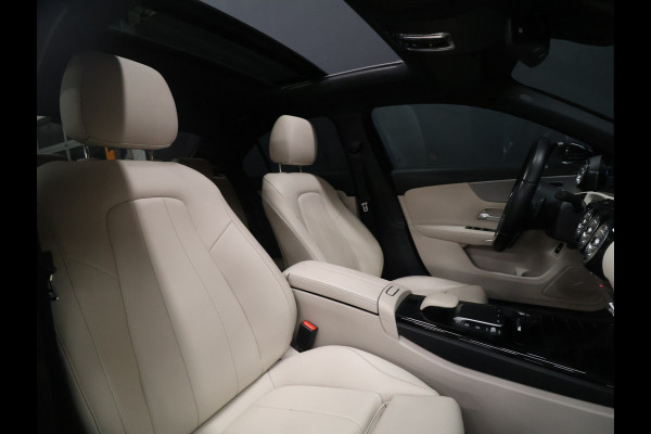 Mercedes-Benz A-Klasse 180 Sport Luxury [TREKHAAK INKLAPBAAR, SCHUIFKANTELDAK, MEMORY SEATS, BURMESTER SOUND, CAMERA, STOELVERWARMING, VOL LEDER, BLUETOOTH, CRUISE, CLIMATE, NIEUWSTAAT]