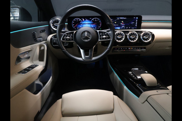 Mercedes-Benz A-Klasse 180 Sport Luxury [TREKHAAK INKLAPBAAR, SCHUIFKANTELDAK, MEMORY SEATS, BURMESTER SOUND, CAMERA, STOELVERWARMING, VOL LEDER, BLUETOOTH, CRUISE, CLIMATE, NIEUWSTAAT]