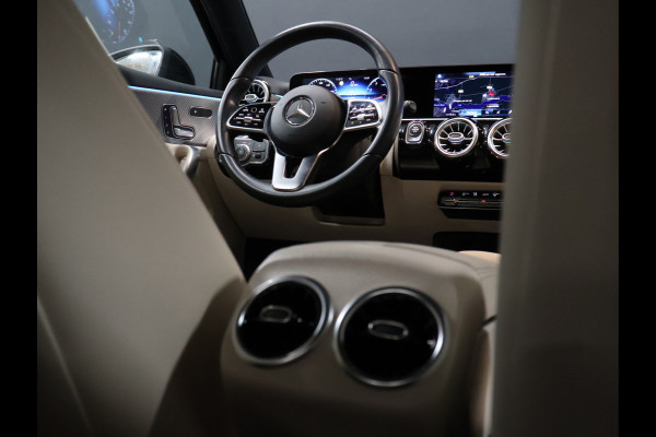 Mercedes-Benz A-Klasse 180 Sport Luxury [TREKHAAK INKLAPBAAR, SCHUIFKANTELDAK, MEMORY SEATS, BURMESTER SOUND, CAMERA, STOELVERWARMING, VOL LEDER, BLUETOOTH, CRUISE, CLIMATE, NIEUWSTAAT]
