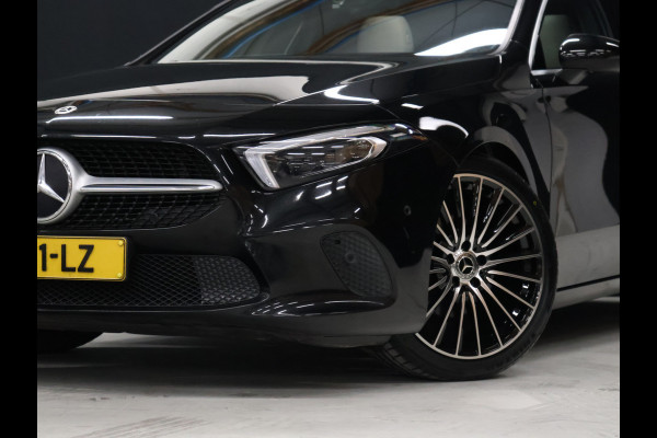 Mercedes-Benz A-Klasse 180 Sport Luxury [TREKHAAK INKLAPBAAR, SCHUIFKANTELDAK, MEMORY SEATS, BURMESTER SOUND, CAMERA, STOELVERWARMING, VOL LEDER, BLUETOOTH, CRUISE, CLIMATE, NIEUWSTAAT]
