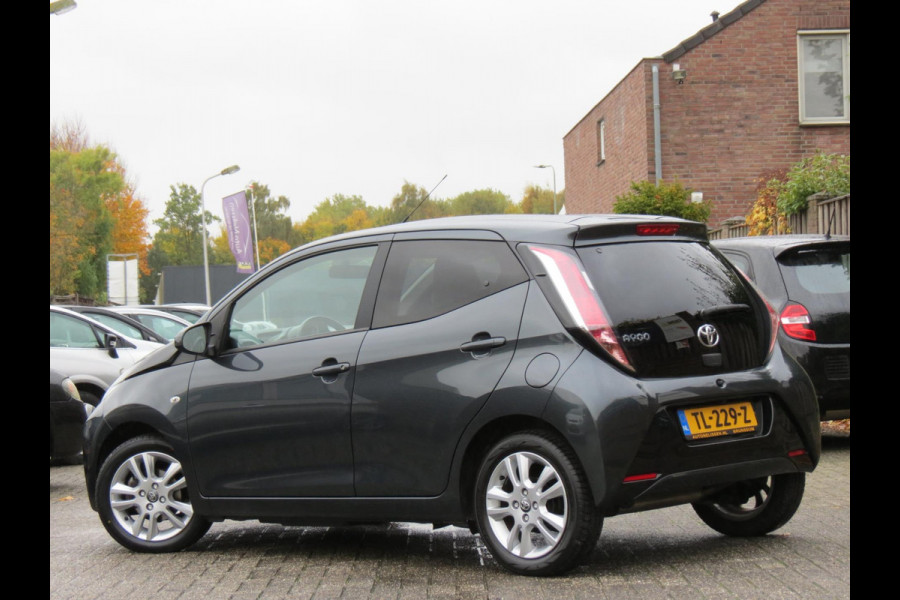Toyota Aygo 1.0 VVT-i x-joy | HALF LEDER | GROOT SCHERM NAVI | CAMERA | LICHTMETALEN VELGEN | CLIMA-AIRCO | DEALER ONDERHOUDEN |