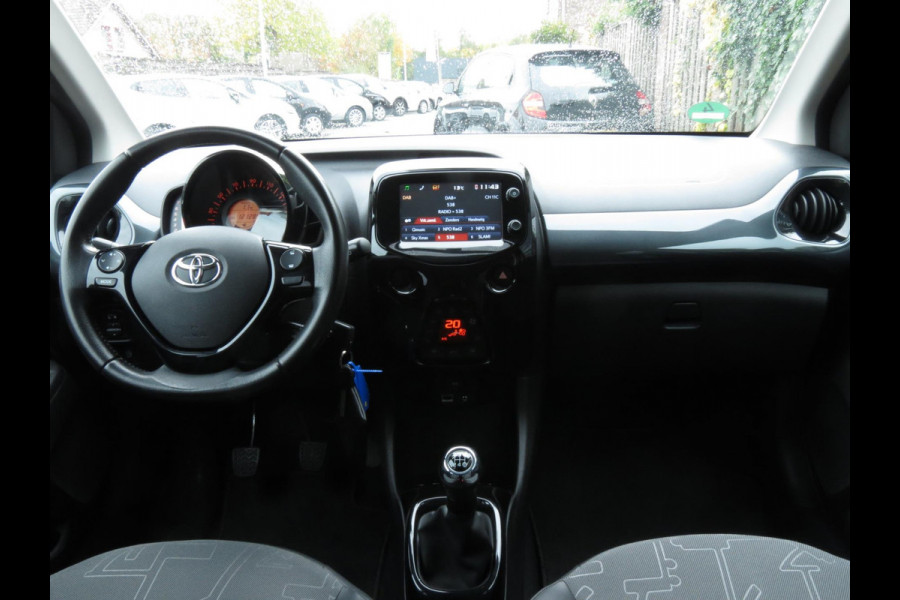 Toyota Aygo 1.0 VVT-i x-joy | HALF LEDER | GROOT SCHERM NAVI | CAMERA | LICHTMETALEN VELGEN | CLIMA-AIRCO | DEALER ONDERHOUDEN |
