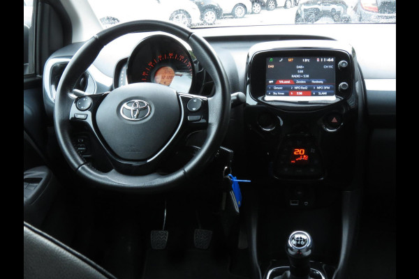 Toyota Aygo 1.0 VVT-i x-joy | HALF LEDER | GROOT SCHERM NAVI | CAMERA | LICHTMETALEN VELGEN | CLIMA-AIRCO | DEALER ONDERHOUDEN |