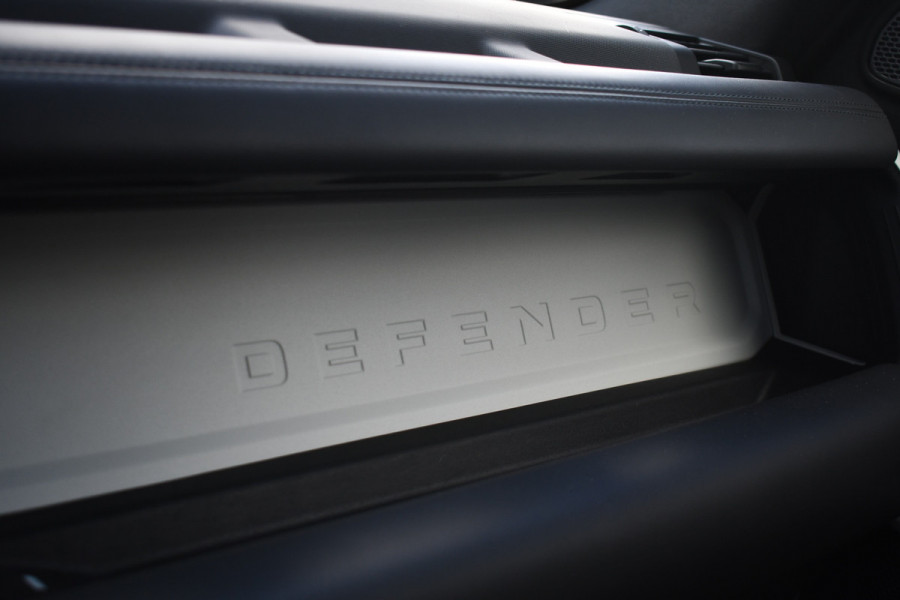 Land Rover Defender 110 3.0 P400 HSE 7-pers Pano Trekh ACC 22inch HUD Standkachel