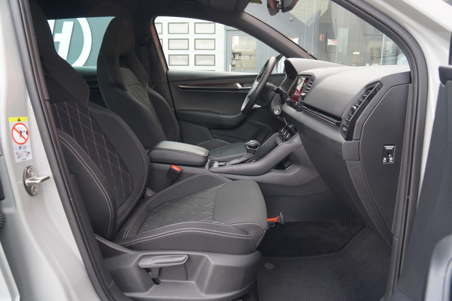 Škoda Karoq 1.5 TSI ACT Sportline Business *EERSTE EIGENAAR* + KEYLESS / CAMERA / CANTON AUDIO / TREKHAAK Škoda Karoq 1.5 TSI ACT Sportline Business *EERSTE EIGENAAR* + KEYLESS / CAMERA / CANTON AUDIO / TREKHAAK