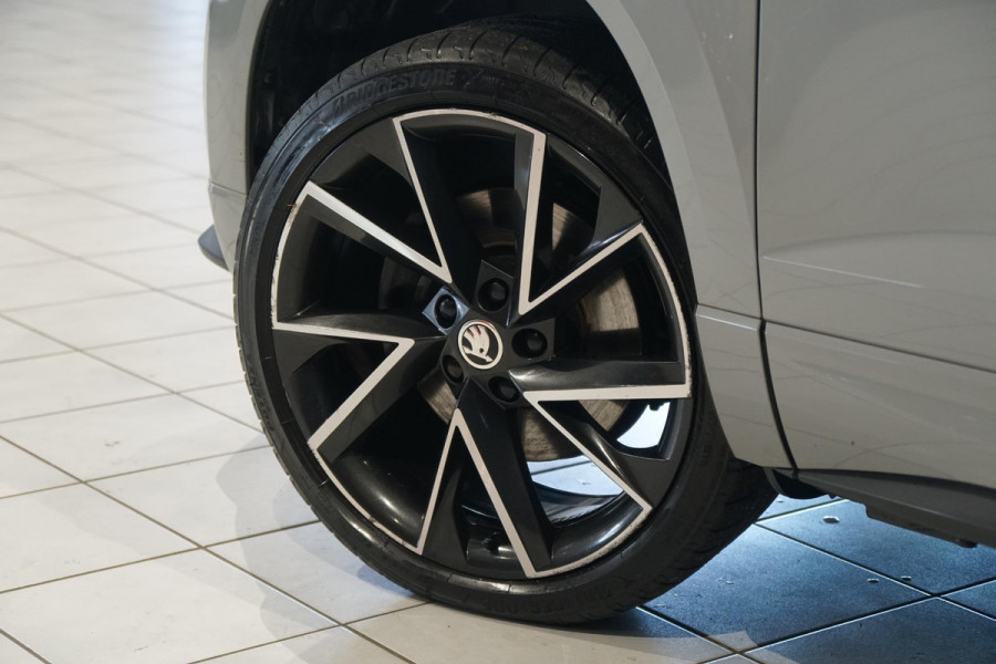 Škoda Karoq 1.5 TSI ACT Sportline Business *EERSTE EIGENAAR* + KEYLESS / CAMERA / CANTON AUDIO / TREKHAAK Škoda Karoq 1.5 TSI ACT Sportline Business *EERSTE EIGENAAR* + KEYLESS / CAMERA / CANTON AUDIO / TREKHAAK