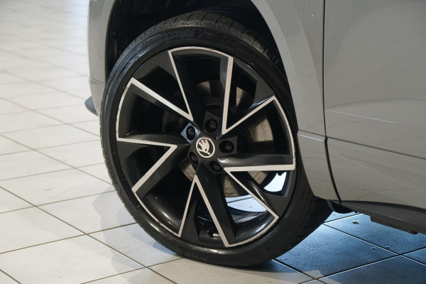 Škoda Karoq 1.5 TSI ACT Sportline Business *EERSTE EIGENAAR* + KEYLESS / CAMERA / CANTON AUDIO / TREKHAAK Škoda Karoq 1.5 TSI ACT Sportline Business *EERSTE EIGENAAR* + KEYLESS / CAMERA / CANTON AUDIO / TREKHAAK