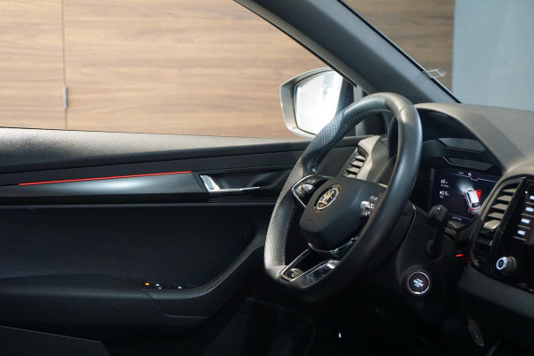 Škoda Karoq 1.5 TSI ACT Sportline Business *EERSTE EIGENAAR* + KEYLESS / CAMERA / CANTON AUDIO / TREKHAAK Škoda Karoq 1.5 TSI ACT Sportline Business *EERSTE EIGENAAR* + KEYLESS / CAMERA / CANTON AUDIO / TREKHAAK