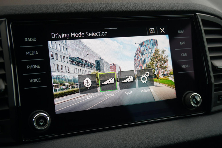 Škoda Karoq 1.5 TSI ACT Sportline Business *EERSTE EIGENAAR* + KEYLESS / CAMERA / CANTON AUDIO / TREKHAAK Škoda Karoq 1.5 TSI ACT Sportline Business *EERSTE EIGENAAR* + KEYLESS / CAMERA / CANTON AUDIO / TREKHAAK