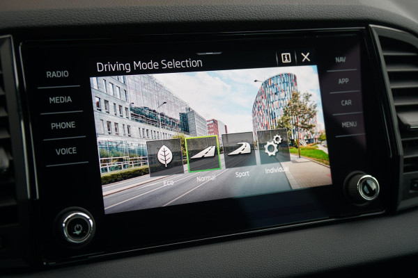 Škoda Karoq 1.5 TSI ACT Sportline Business *EERSTE EIGENAAR* + KEYLESS / CAMERA / CANTON AUDIO / TREKHAAK Škoda Karoq 1.5 TSI ACT Sportline Business *EERSTE EIGENAAR* + KEYLESS / CAMERA / CANTON AUDIO / TREKHAAK