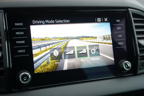 Škoda Karoq 1.5 TSI ACT Sportline Business *EERSTE EIGENAAR* + KEYLESS / CAMERA / CANTON AUDIO / TREKHAAK Škoda Karoq 1.5 TSI ACT Sportline Business *EERSTE EIGENAAR* + KEYLESS / CAMERA / CANTON AUDIO / TREKHAAK