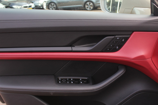 Porsche Taycan Cross Turismo 4 93 kWh / SoH 94.7% / Panoramadak / 360Camera / Passenger Display / Sportdesign + Chrono / 21'' / Bose / Luchtvering / Keyless / Stuur+Stoelverwarming / Dodehoek / DAB / ACC Porsche Taycan Cross Turismo 4 93 kWh / SoH 94.7% / Panoramadak / 360Camera / Passenger Display / Sportdesign + Chrono / 21'' / Bose / Luchtvering / Keyless / Stuur+Stoelverwarming / Dodehoek / DAB / ACC