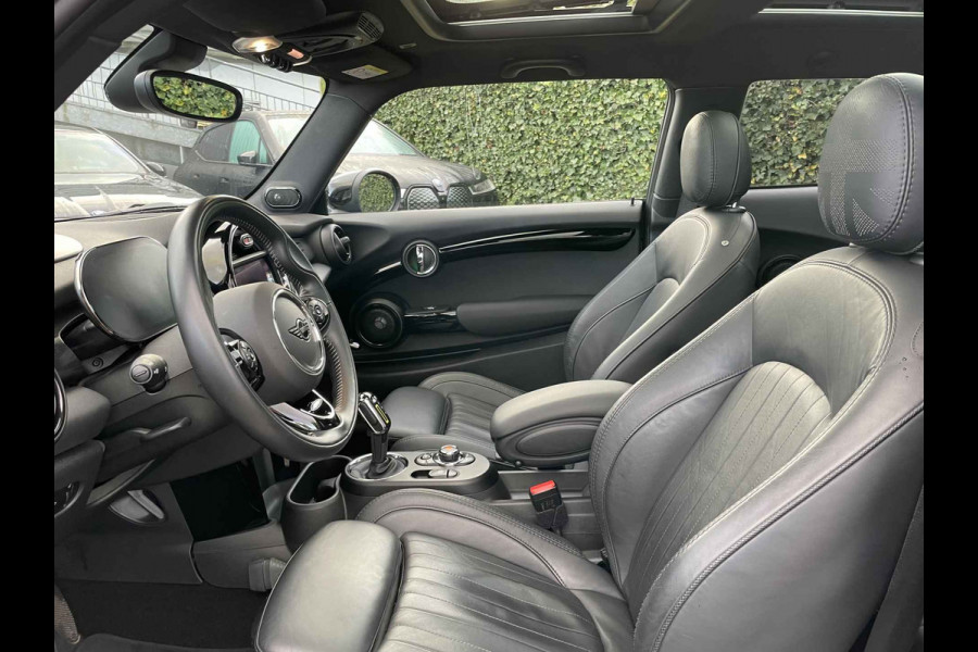 MINI Mini Electric Yours 33 kWh / SoH 95.5% / Full option! / Panoramadak / Camera / Head-up / Leder / Harman Kardon / Keyless / 17'' / CarPlay / Stoelverwarming / Matrix LED / DAB / Cruise Control MINI Mini Electric Yours 33 kWh / SoH 95.5% / Full option! / Panoramadak / Camera / Head-up / Leder / Harman Kardon / Keyless / 17'' / CarPlay / Stoelverwarming / Matrix LED / DAB / Cruise Control
