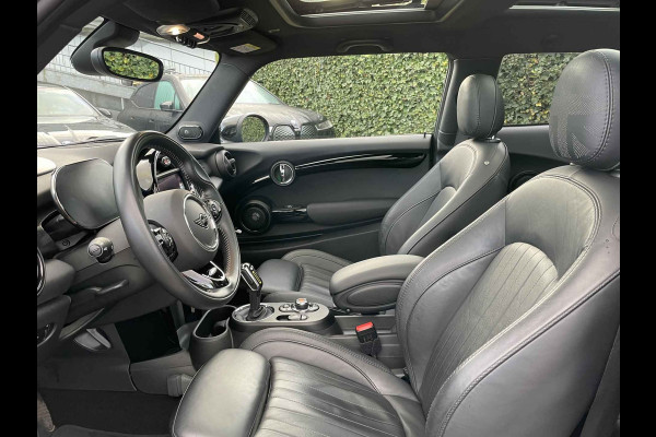 MINI Mini Electric Yours 33 kWh / SoH 95.5% / Full option! / Panoramadak / Camera / Head-up / Leder / Harman Kardon / Keyless / 17'' / CarPlay / Stoelverwarming / Matrix LED / DAB / Cruise Control MINI Mini Electric Yours 33 kWh / SoH 95.5% / Full option! / Panoramadak / Camera / Head-up / Leder / Harman Kardon / Keyless / 17'' / CarPlay / Stoelverwarming / Matrix LED / DAB / Cruise Control