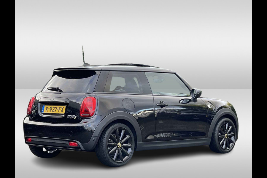 MINI Mini Electric Yours 33 kWh / SoH 95.5% / Full option! / Panoramadak / Camera / Head-up / Leder / Harman Kardon / Keyless / 17'' / CarPlay / Stoelverwarming / Matrix LED / DAB / Cruise Control MINI Mini Electric Yours 33 kWh / SoH 95.5% / Full option! / Panoramadak / Camera / Head-up / Leder / Harman Kardon / Keyless / 17'' / CarPlay / Stoelverwarming / Matrix LED / DAB / Cruise Control