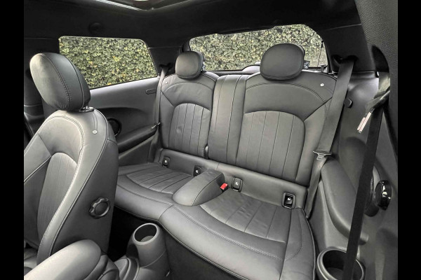 MINI Mini Electric Yours 33 kWh / SoH 95.5% / Full option! / Panoramadak / Camera / Head-up / Leder / Harman Kardon / Keyless / 17'' / CarPlay / Stoelverwarming / Matrix LED / DAB / Cruise Control MINI Mini Electric Yours 33 kWh / SoH 95.5% / Full option! / Panoramadak / Camera / Head-up / Leder / Harman Kardon / Keyless / 17'' / CarPlay / Stoelverwarming / Matrix LED / DAB / Cruise Control