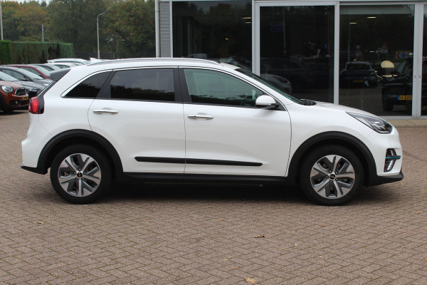 Kia e-Niro DynamicPlusLine 64 kWh / SoH 97.3% / Camera / Schuifdak / Leder / Keyless / Navigatie / Dodehoek / DAB / Cruise Control