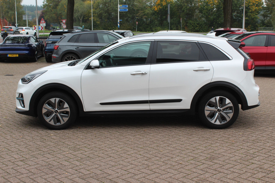 Kia e-Niro DynamicPlusLine 64 kWh / SoH 97.3% / Camera / Schuifdak / Leder / Keyless / Navigatie / Dodehoek / DAB / Cruise Control
