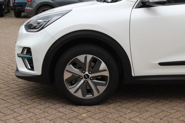 Kia e-Niro DynamicPlusLine 64 kWh / SoH 97.3% / Camera / Schuifdak / Leder / Keyless / Navigatie / Dodehoek / DAB / Cruise Control