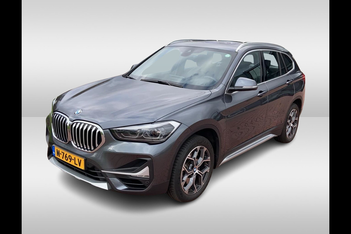 BMW X1 sDrive20i Business Edition Plus / Trekhaak / Panoramadak / Camera / Head-up / Leder / 18'' / Navigatie / Sportstoelen / Keyless / Stoelverwarming / Cruise Control