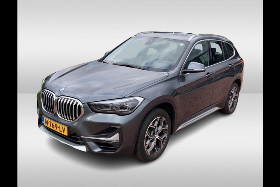 BMW X1 sDrive20i Business Edition Plus / Trekhaak / Panoramadak / Camera / Head-up / Leder / 18'' / Navigatie / Sportstoelen / Keyless / Stoelverwarming / Cruise Control BMW X1 sDrive20i Business Edition Plus / Trekhaak / Panoramadak / Camera / Head-up / Leder / 18'' / Navigatie / Sportstoelen / Keyless / Stoelverwarming / Cruise Control