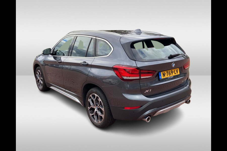 BMW X1 sDrive20i Business Edition Plus / Trekhaak / Panoramadak / Camera / Head-up / Leder / 18'' / Navigatie / Sportstoelen / Keyless / Stoelverwarming / Cruise Control BMW X1 sDrive20i Business Edition Plus / Trekhaak / Panoramadak / Camera / Head-up / Leder / 18'' / Navigatie / Sportstoelen / Keyless / Stoelverwarming / Cruise Control