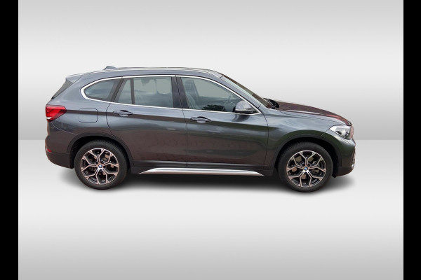 BMW X1 sDrive20i Business Edition Plus / Trekhaak / Panoramadak / Camera / Head-up / Leder / 18'' / Navigatie / Sportstoelen / Keyless / Stoelverwarming / Cruise Control BMW X1 sDrive20i Business Edition Plus / Trekhaak / Panoramadak / Camera / Head-up / Leder / 18'' / Navigatie / Sportstoelen / Keyless / Stoelverwarming / Cruise Control