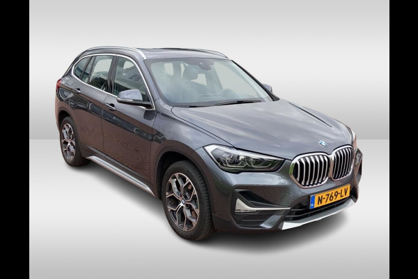 BMW X1 sDrive20i Business Edition Plus / Trekhaak / Panoramadak / Camera / Head-up / Leder / 18'' / Navigatie / Sportstoelen / Keyless / Stoelverwarming / Cruise Control BMW X1 sDrive20i Business Edition Plus / Trekhaak / Panoramadak / Camera / Head-up / Leder / 18'' / Navigatie / Sportstoelen / Keyless / Stoelverwarming / Cruise Control