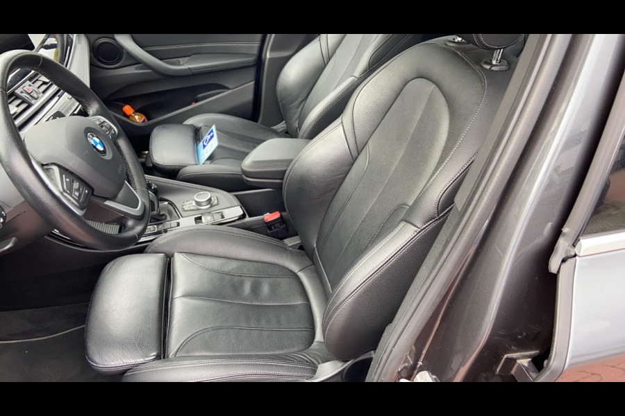 BMW X1 sDrive20i Business Edition Plus / Trekhaak / Panoramadak / Camera / Head-up / Leder / 18'' / Navigatie / Sportstoelen / Keyless / Stoelverwarming / Cruise Control BMW X1 sDrive20i Business Edition Plus / Trekhaak / Panoramadak / Camera / Head-up / Leder / 18'' / Navigatie / Sportstoelen / Keyless / Stoelverwarming / Cruise Control