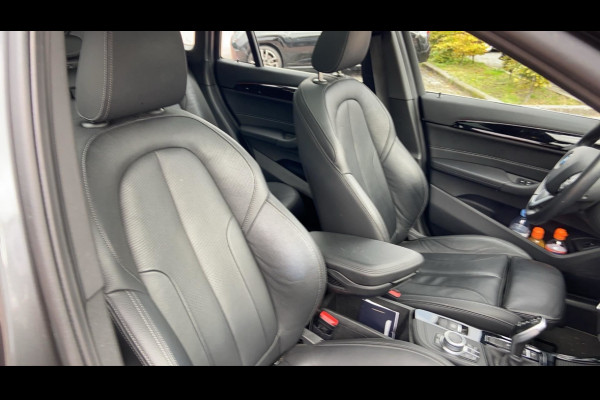 BMW X1 sDrive20i Business Edition Plus / Trekhaak / Panoramadak / Camera / Head-up / Leder / 18'' / Navigatie / Sportstoelen / Keyless / Stoelverwarming / Cruise Control BMW X1 sDrive20i Business Edition Plus / Trekhaak / Panoramadak / Camera / Head-up / Leder / 18'' / Navigatie / Sportstoelen / Keyless / Stoelverwarming / Cruise Control