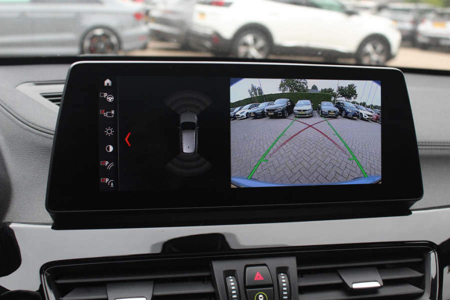BMW X1 sDrive20i Business Edition Plus / Trekhaak / Panoramadak / Camera / Head-up / Leder / 18'' / Navigatie / Sportstoelen / Keyless / Stoelverwarming / Cruise Control BMW X1 sDrive20i Business Edition Plus / Trekhaak / Panoramadak / Camera / Head-up / Leder / 18'' / Navigatie / Sportstoelen / Keyless / Stoelverwarming / Cruise Control