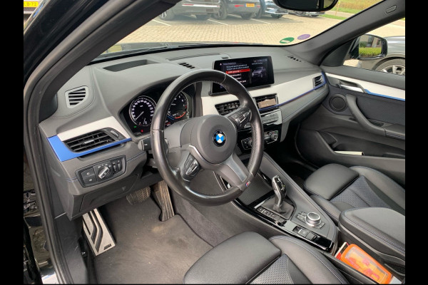 BMW X1 sDrive18i High Exe. M Sport / Trekhaak / Half leder / Navi. Proff / Parkeerhulp V+a / 18'' / Stoelverwarming / DAB / Cruise Control BMW X1 sDrive18i High Exe. M Sport / Trekhaak / Half leder / Navi. Proff / Parkeerhulp V+a / 18'' / Stoelverwarming / DAB / Cruise Control
