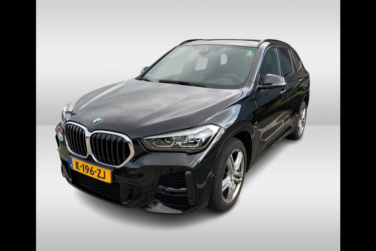 BMW X1 sDrive18i High Exe. M Sport / Trekhaak / Half leder / Navi. Proff / Parkeerhulp V+a / 18'' / Stoelverwarming / DAB / Cruise Control BMW X1 sDrive18i High Exe. M Sport / Trekhaak / Half leder / Navi. Proff / Parkeerhulp V+a / 18'' / Stoelverwarming / DAB / Cruise Control
