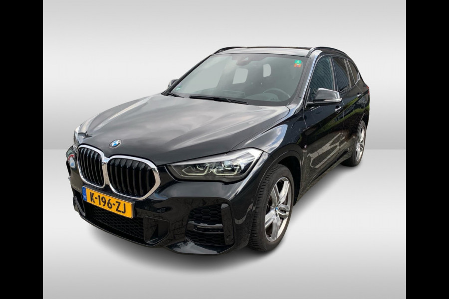 BMW X1 sDrive18i High Exe. M Sport / Trekhaak / Half leder / Navi. Proff / Parkeerhulp V+a / 18'' / Stoelverwarming / DAB / Cruise Control BMW X1 sDrive18i High Exe. M Sport / Trekhaak / Half leder / Navi. Proff / Parkeerhulp V+a / 18'' / Stoelverwarming / DAB / Cruise Control