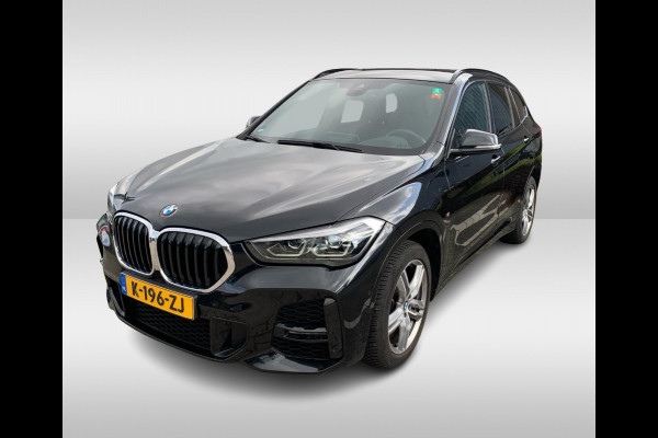 BMW X1 sDrive18i High Exe. M Sport / Trekhaak / Half leder / Navi. Proff / Parkeerhulp V+a / 18'' / Stoelverwarming / DAB / Cruise Control BMW X1 sDrive18i High Exe. M Sport / Trekhaak / Half leder / Navi. Proff / Parkeerhulp V+a / 18'' / Stoelverwarming / DAB / Cruise Control