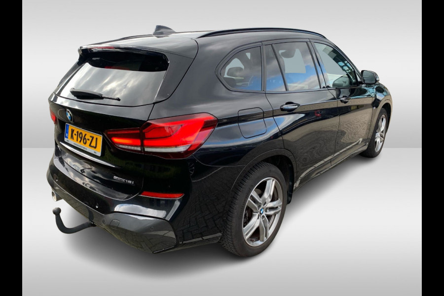 BMW X1 sDrive18i High Exe. M Sport / Trekhaak / Half leder / Navi. Proff / Parkeerhulp V+a / 18'' / Stoelverwarming / DAB / Cruise Control BMW X1 sDrive18i High Exe. M Sport / Trekhaak / Half leder / Navi. Proff / Parkeerhulp V+a / 18'' / Stoelverwarming / DAB / Cruise Control