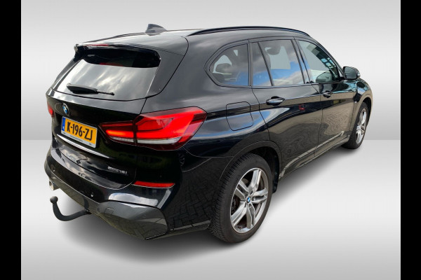 BMW X1 sDrive18i High Exe. M Sport / Trekhaak / Half leder / Navi. Proff / Parkeerhulp V+a / 18'' / Stoelverwarming / DAB / Cruise Control BMW X1 sDrive18i High Exe. M Sport / Trekhaak / Half leder / Navi. Proff / Parkeerhulp V+a / 18'' / Stoelverwarming / DAB / Cruise Control