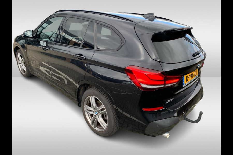 BMW X1 sDrive18i High Exe. M Sport / Trekhaak / Half leder / Navi. Proff / Parkeerhulp V+a / 18'' / Stoelverwarming / DAB / Cruise Control BMW X1 sDrive18i High Exe. M Sport / Trekhaak / Half leder / Navi. Proff / Parkeerhulp V+a / 18'' / Stoelverwarming / DAB / Cruise Control