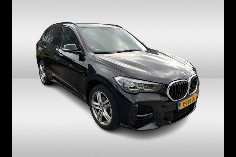 BMW X1 sDrive18i High Exe. M Sport / Trekhaak / Half leder / Navi. Proff / Parkeerhulp V+a / 18'' / Stoelverwarming / DAB / Cruise Control BMW X1 sDrive18i High Exe. M Sport / Trekhaak / Half leder / Navi. Proff / Parkeerhulp V+a / 18'' / Stoelverwarming / DAB / Cruise Control