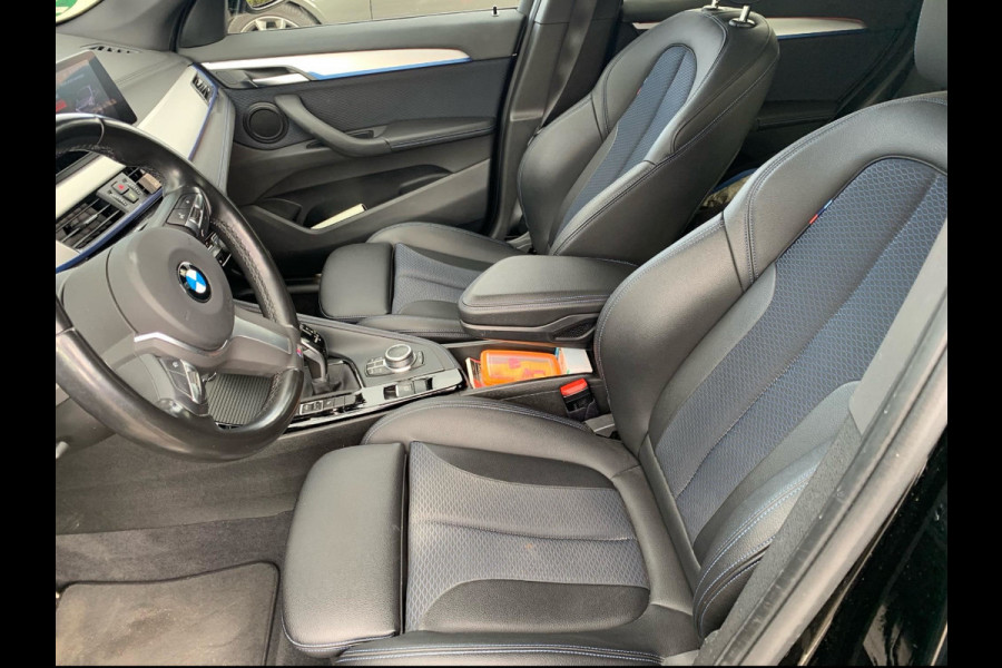 BMW X1 sDrive18i High Exe. M Sport / Trekhaak / Half leder / Navi. Proff / Parkeerhulp V+a / 18'' / Stoelverwarming / DAB / Cruise Control BMW X1 sDrive18i High Exe. M Sport / Trekhaak / Half leder / Navi. Proff / Parkeerhulp V+a / 18'' / Stoelverwarming / DAB / Cruise Control