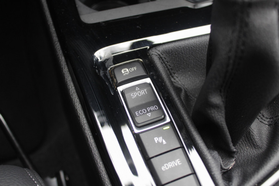 BMW X1 sDrive18i High Exe. M Sport / Trekhaak / Half leder / Navi. Proff / Parkeerhulp V+a / 18'' / Stoelverwarming / DAB / Cruise Control BMW X1 sDrive18i High Exe. M Sport / Trekhaak / Half leder / Navi. Proff / Parkeerhulp V+a / 18'' / Stoelverwarming / DAB / Cruise Control