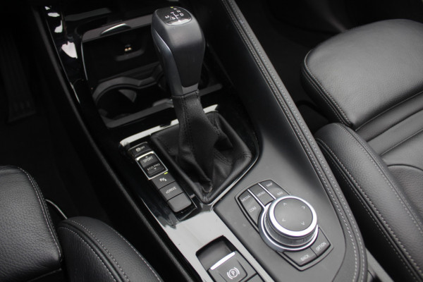 BMW X1 sDrive18i High Exe. M Sport / Trekhaak / Half leder / Navi. Proff / Parkeerhulp V+a / 18'' / Stoelverwarming / DAB / Cruise Control BMW X1 sDrive18i High Exe. M Sport / Trekhaak / Half leder / Navi. Proff / Parkeerhulp V+a / 18'' / Stoelverwarming / DAB / Cruise Control