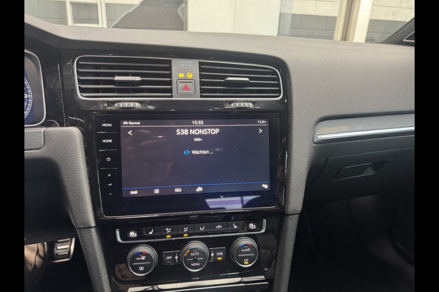 Volkswagen Golf 1.4 TSI Highline Business R / Panoramadak / Camera / Leder / Keyless / Dynaudio / 19'' / Navi. Proff / Stoelverwarming / DAB / Dodehoek Volkswagen Golf 1.4 TSI Highline Business R / Panoramadak / Camera / Leder / Keyless / Dynaudio / 19'' / Navi. Proff / Stoelverwarming / DAB / Dodehoek